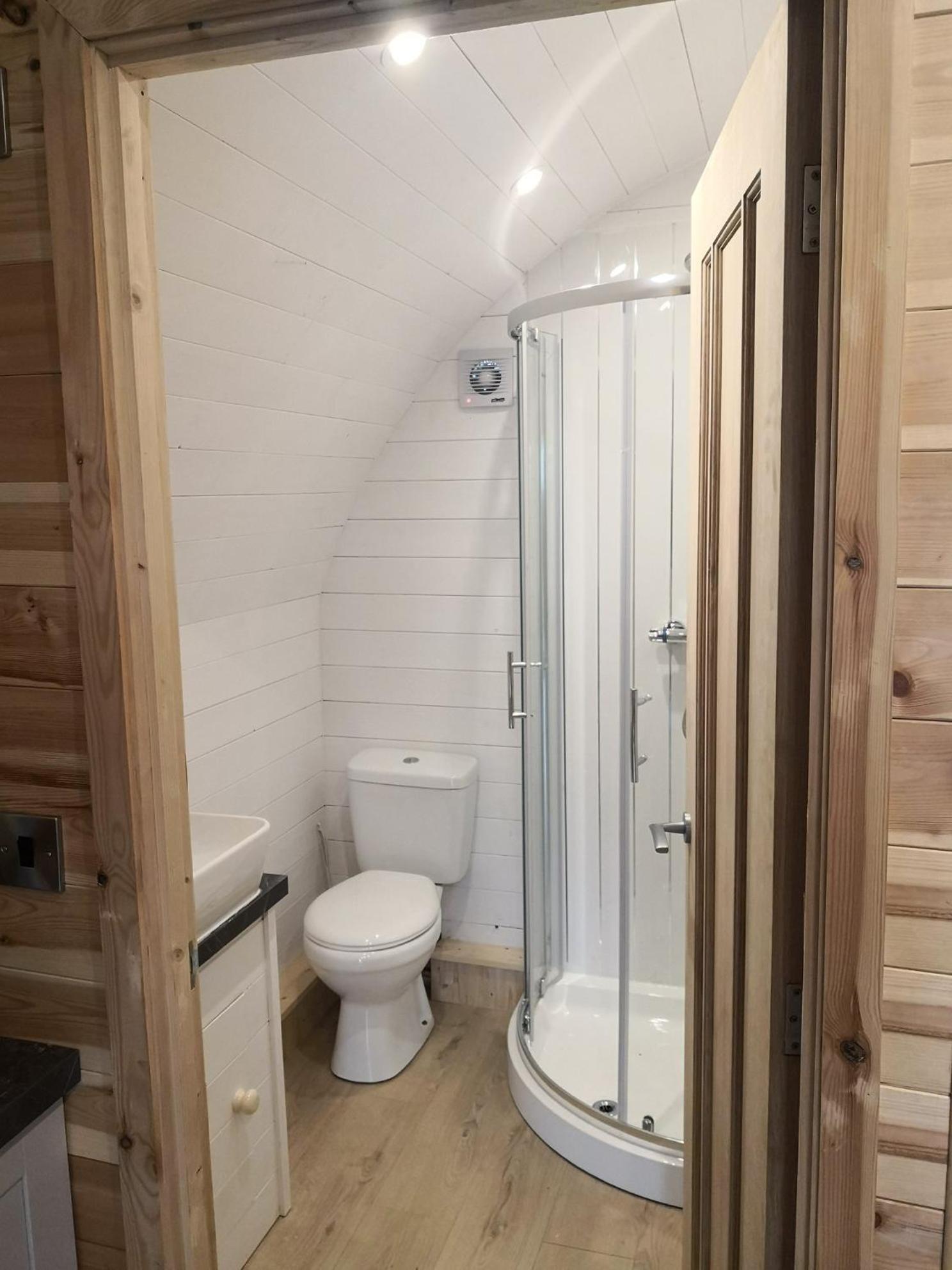 Villa Pond View Pod 1 With Outdoor Hot Tub - Fife - Loch Leven - Lomond Hills à Kelty Extérieur photo
