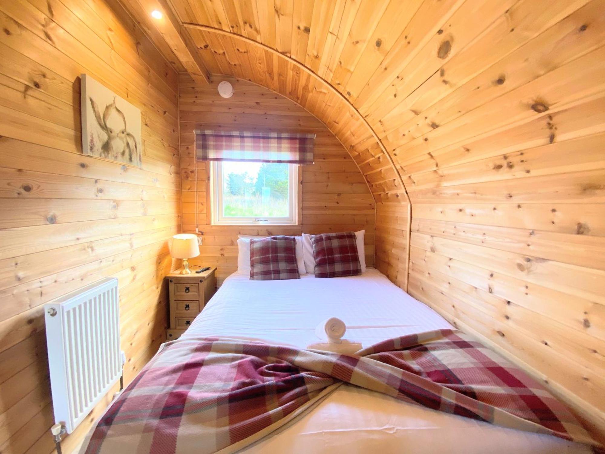 Villa Pond View Pod 1 With Outdoor Hot Tub - Fife - Loch Leven - Lomond Hills à Kelty Extérieur photo