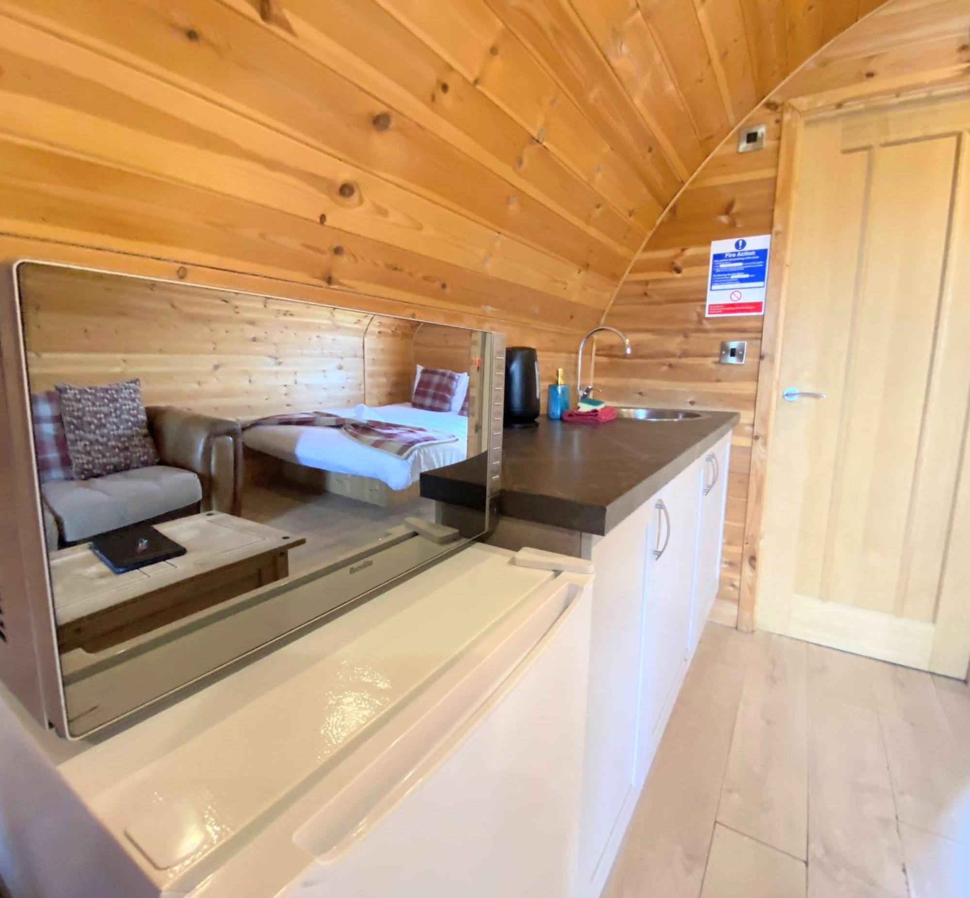 Villa Pond View Pod 1 With Outdoor Hot Tub - Fife - Loch Leven - Lomond Hills à Kelty Extérieur photo